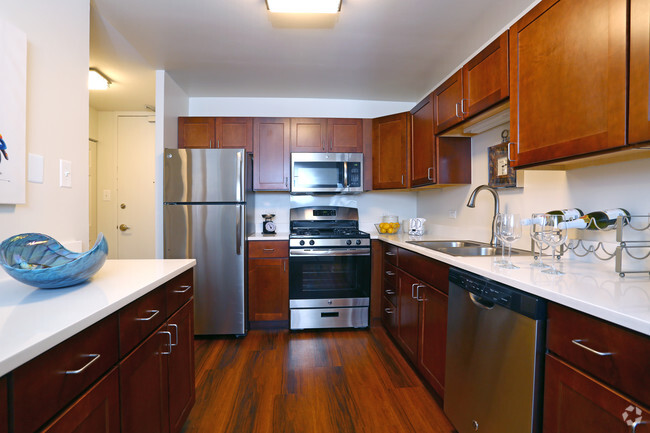 2BR, 1BA - Kitchen - Belmont Tower Apartments