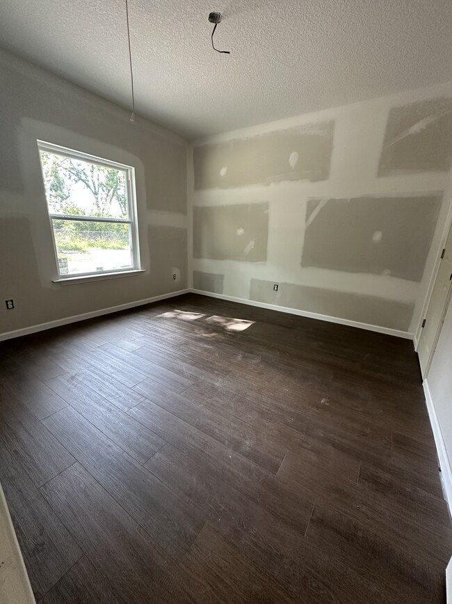 Building Photo - 1205 Winona Ave