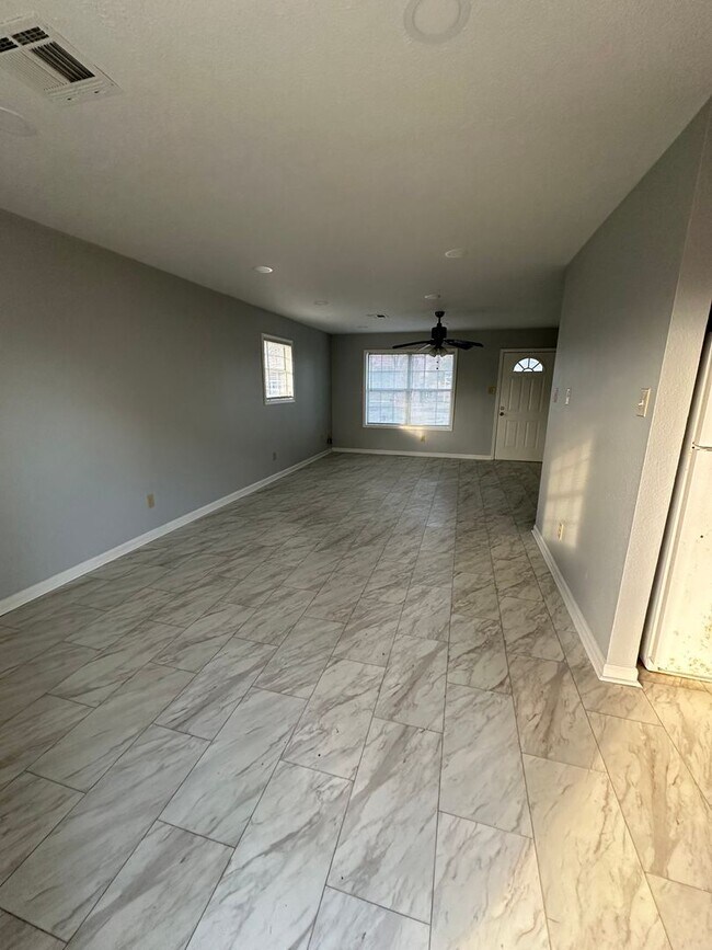 Building Photo - House for rent!