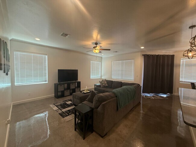Foto del edificio - 3561 N Burbank St