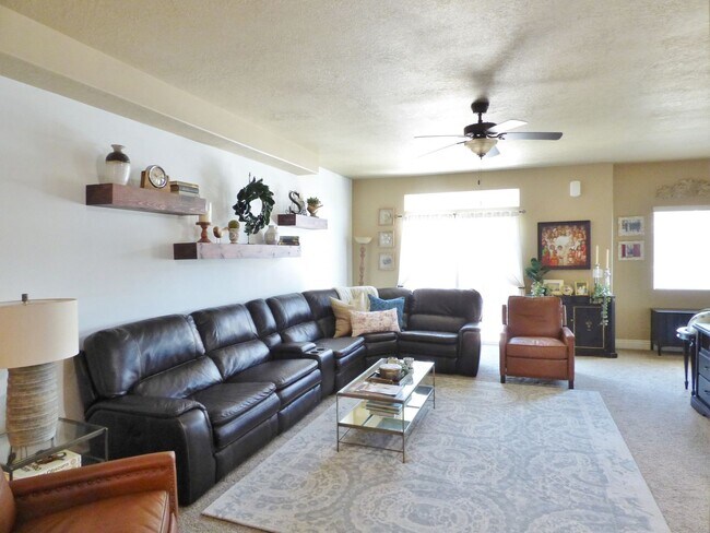 Foto del edificio - 3 Primary Suites 2 Car Garage Townhome in Sandy