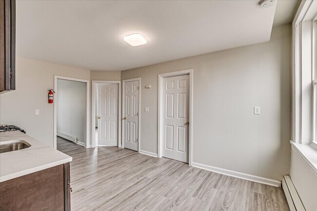 Building Photo - 422 Division St