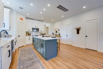 Building Photo - 11 E Obryant St