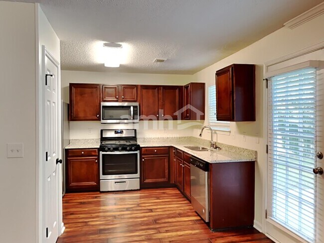 Foto del edificio - 131 Hidden Creek Dr