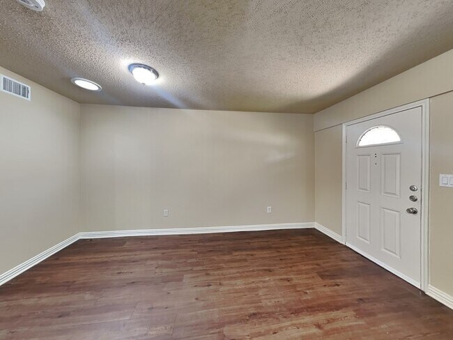 Building Photo - Simply Adorable 3/2 Home!