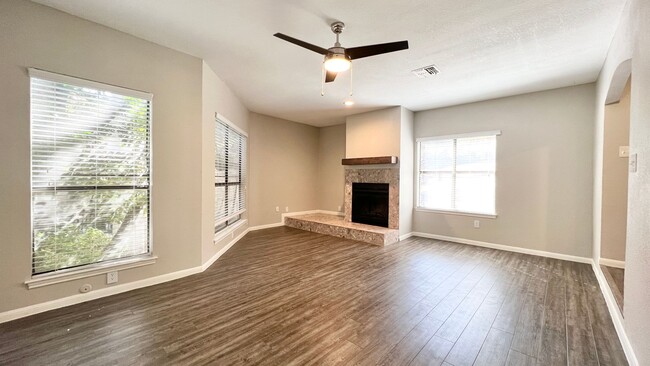Building Photo - Bright & Spacious Townhome in Desirable Great Hills