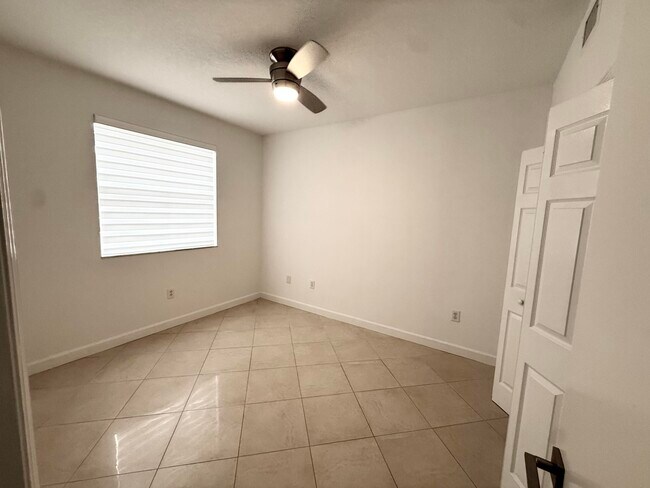 Foto del edificio - 6320 NW 114th Ave