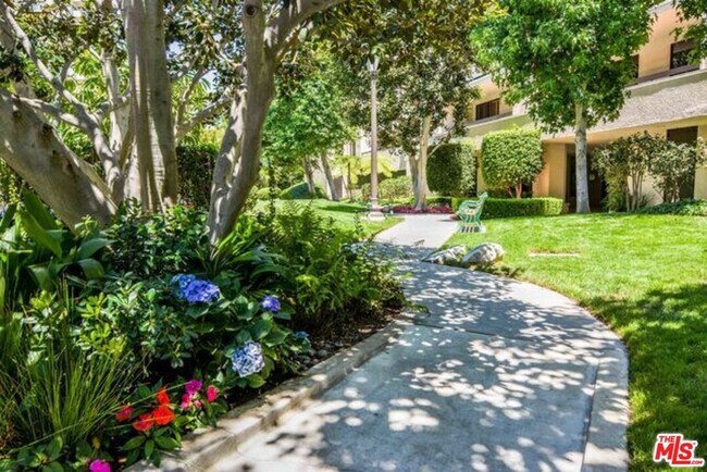 Foto del edificio - 2102 Century Park Ln