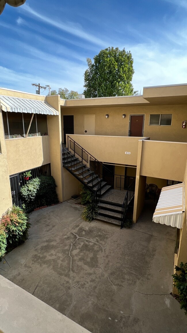 Center Courtyard, mail - 5138 Hazeltine Ave