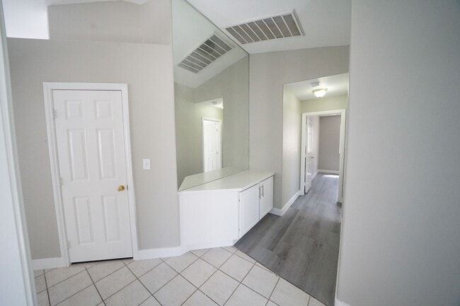 Building Photo - SHOWINGS AVAILABLE NOW