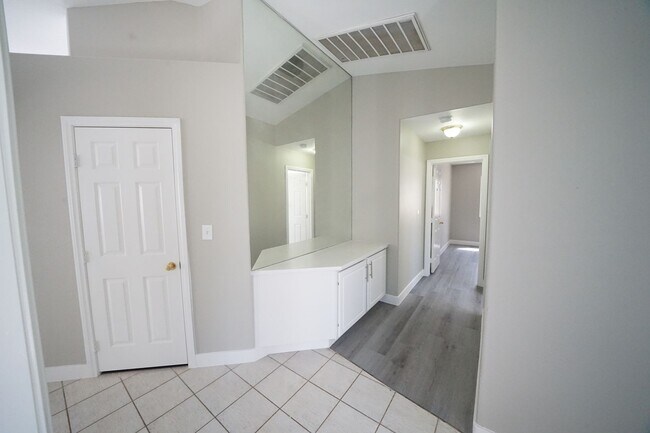 Foto del edificio - SHOWINGS AVAILABLE NOW