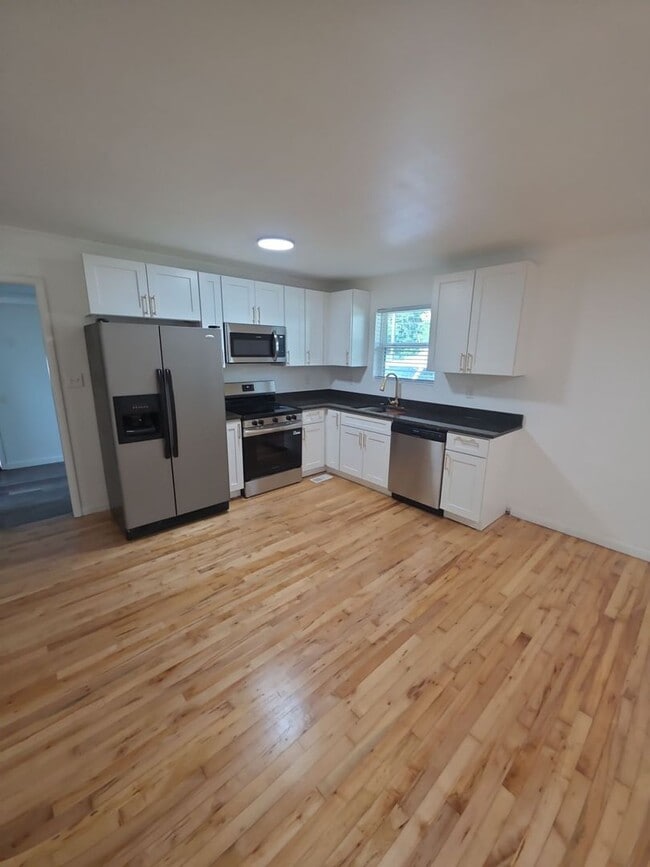 Foto del edificio - Single-Level 3 Bedroom Home with Hardwood Floors, Stainless Appliances, and Backyard in Crossville