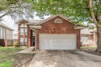 Building Photo - 2136 Stoneridge Dr