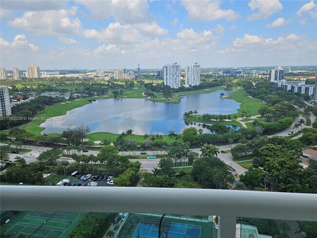 Foto del edificio - 20201 E Country Club Dr