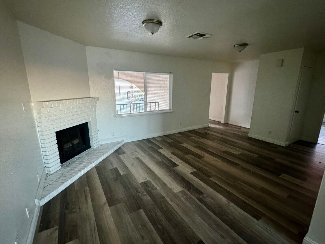 Foto principal - 3 BEDROOM 2 BATH, UPSTAIRS UNIT, NO CAPRET...
