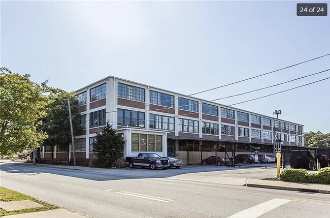 Building Photo - 881 Memorial Dr SE