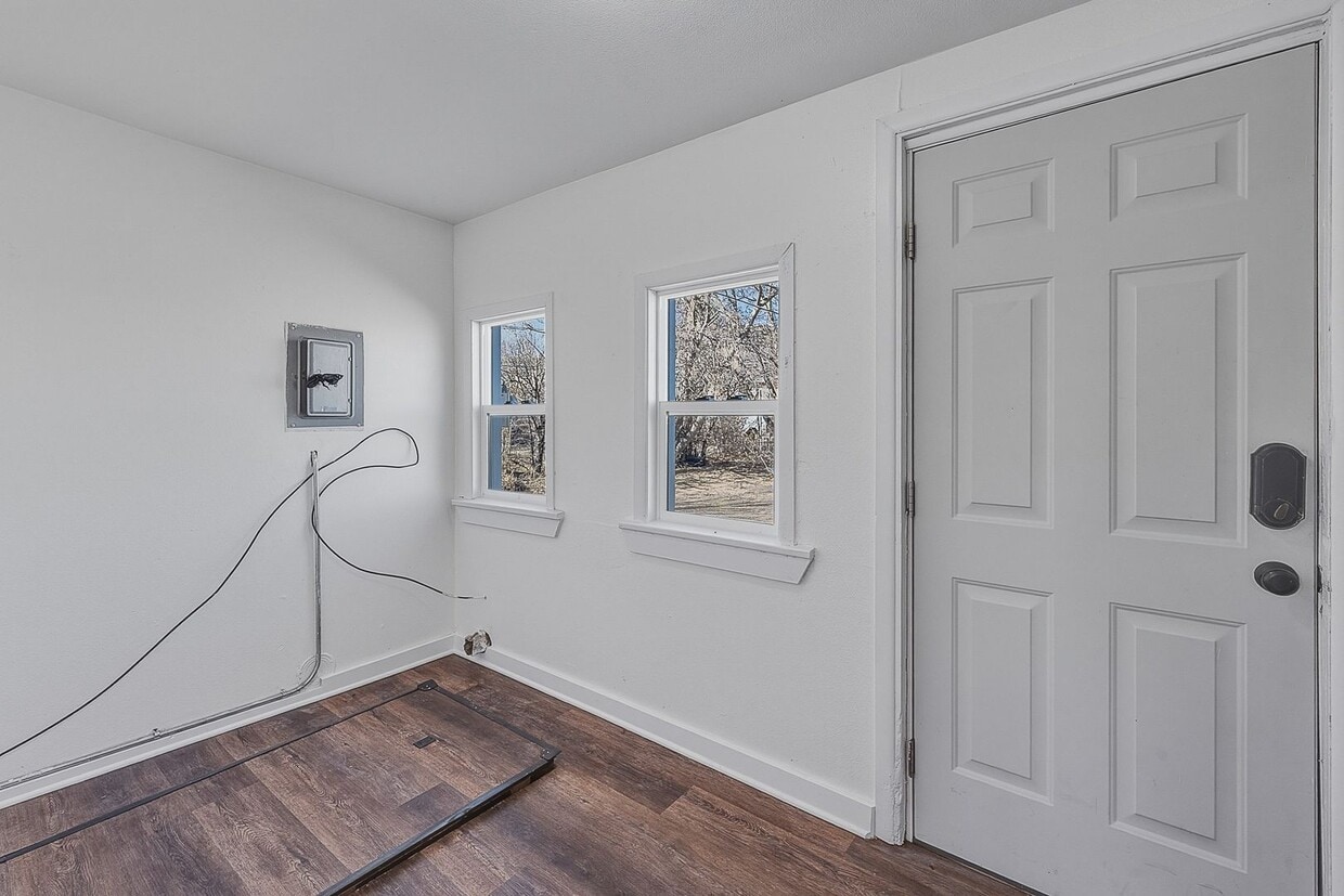 Building Photo - 817-819 Robinson Ave