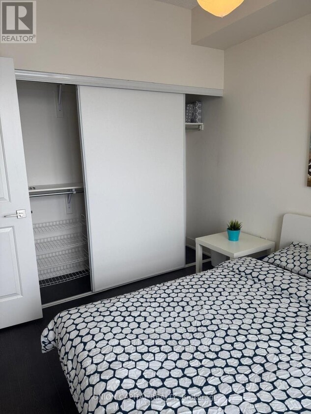 Photo principale - 88 Sheppard Ave E