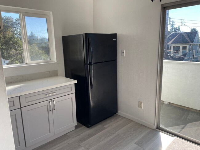 Foto del edificio - 2bed/1bath with off-street parking, onsite...