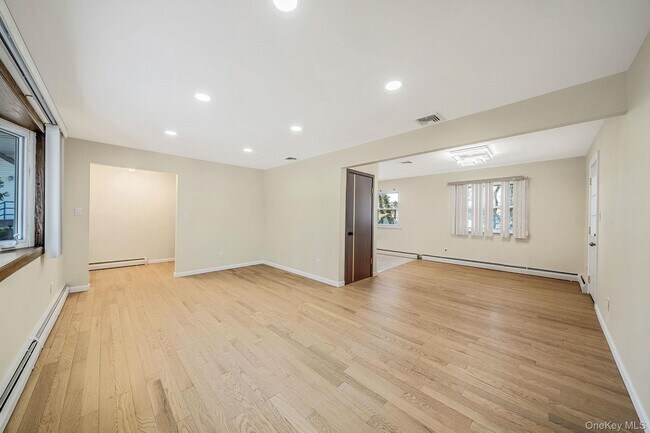 Building Photo - 45 Roslyn Rd