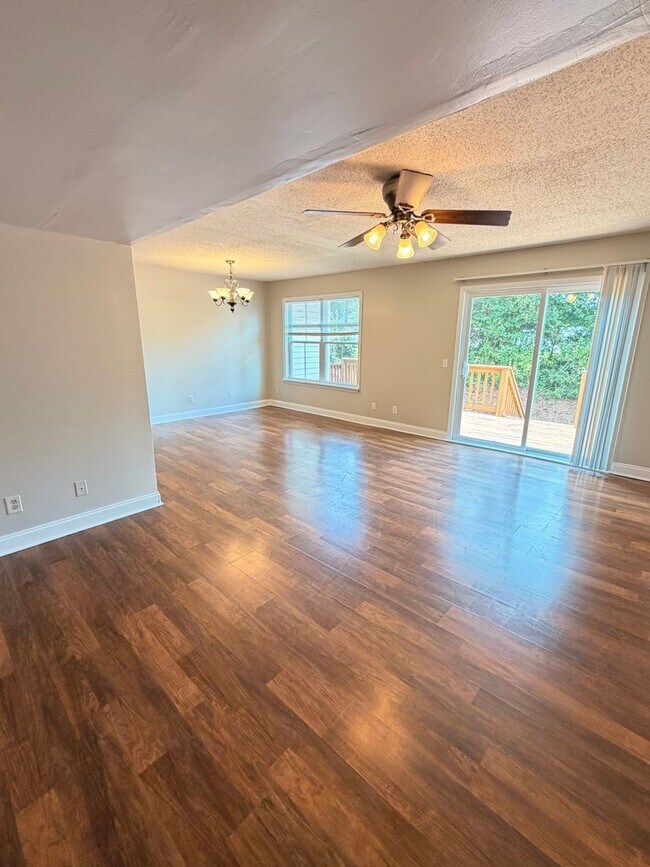 Building Photo - 912 Pineland Ave