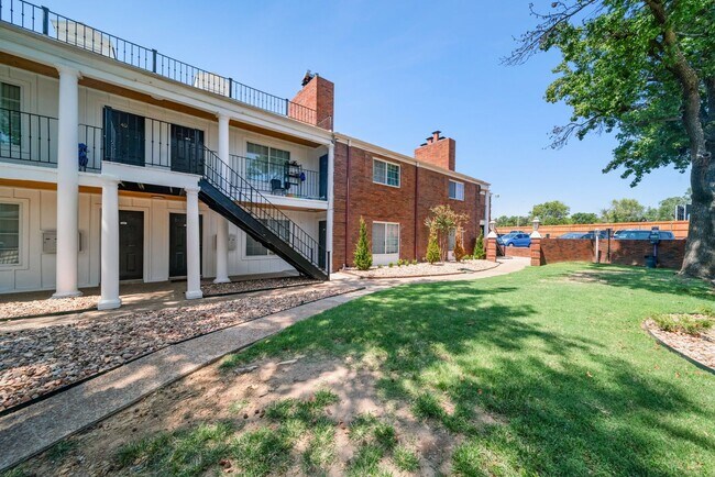 Foto del edificio - The Elms by ONYX *UNDER NEW MANAGEMENT* Now Offering Free Prorated Rent in February!