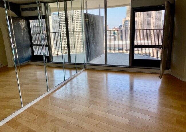 Foto del edificio - 300 N State St