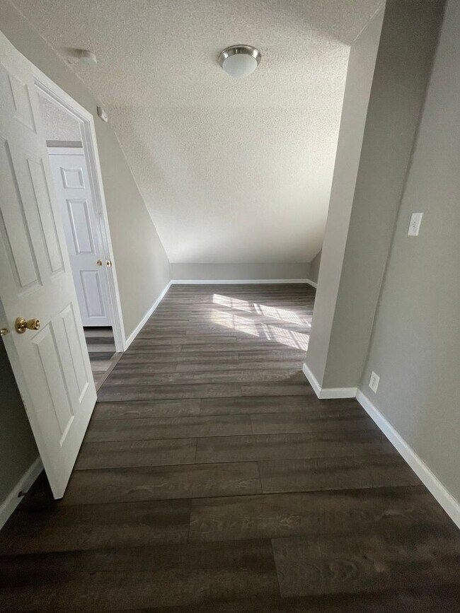 Building Photo - Modern 2 bedroom available now, $725 per m...