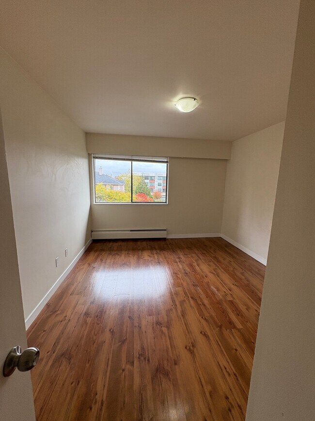 Photo du bâtiment - 6570-6570 Burlington Ave