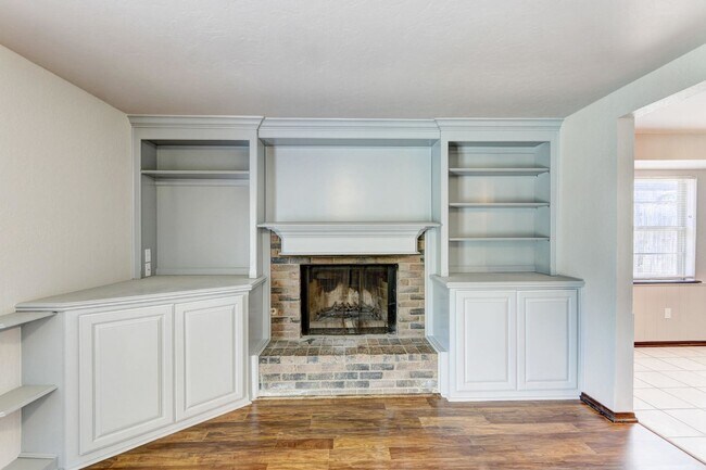 Building Photo - 974 Castlebury Mansion