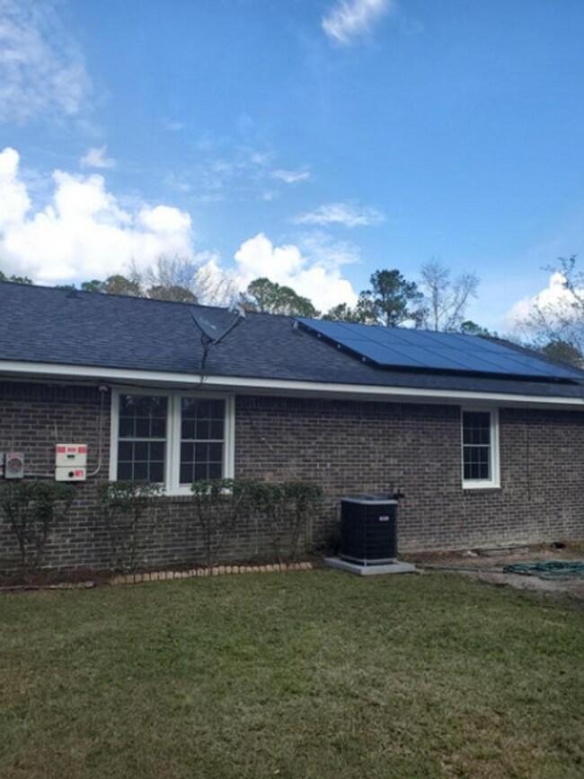 Building Photo - 3 BR/ 1 BA Ranch Style Home in Summerville!