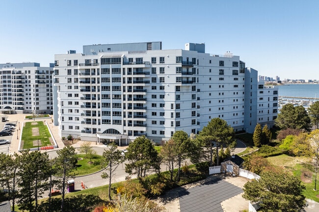 1001-2001 Marina Drive is located in the Marina Bay submarket in Quincy. - Marina Point