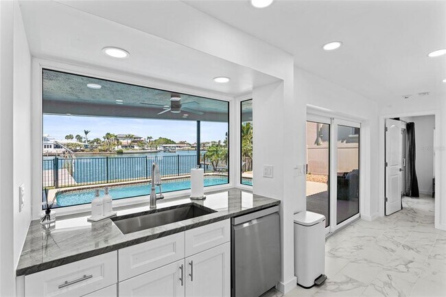 Building Photo - 340 Palm Island NE