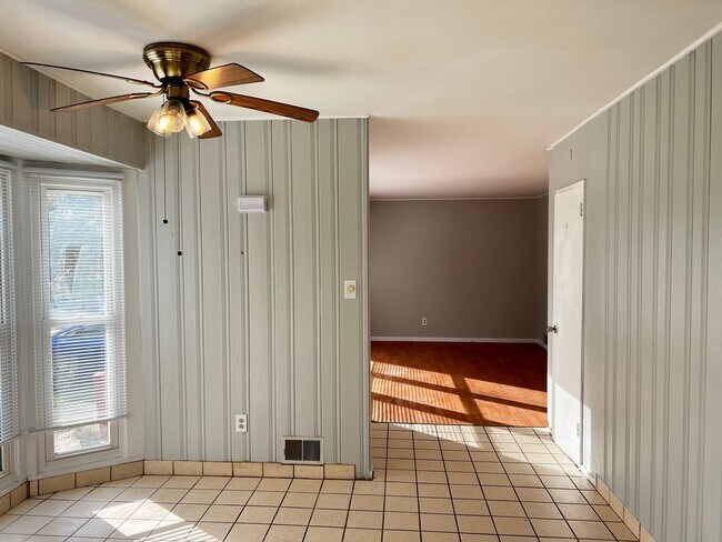 Foto del edificio - 3BR 1BA in Shady Lane - Covered Rear Porch and Covered Parking