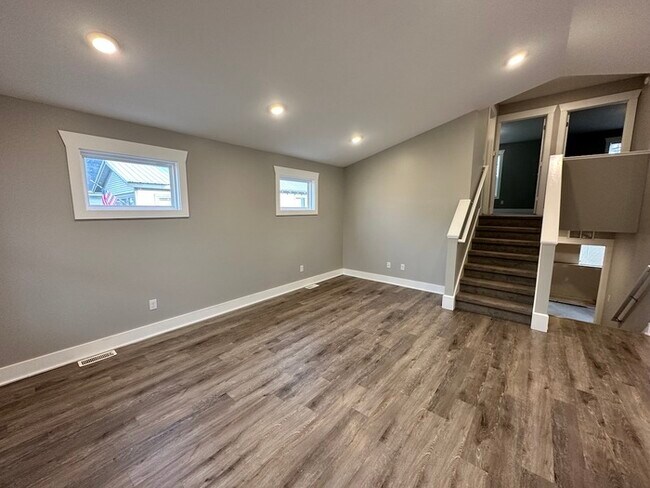 Building Photo - Beautiful Newer Home 3 Bedroom