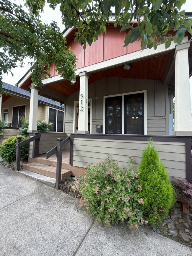 Foto del edificio - Gorgeous Cottage in Oregon City~ Hardwood Floors~ Private Back Area~ Washer/Dryer~ A/C