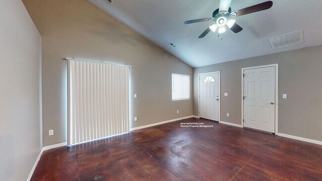 Foto del edificio - 3 Bed 2 Bath Duplex Unit Near 13th & Zoo Blvd
