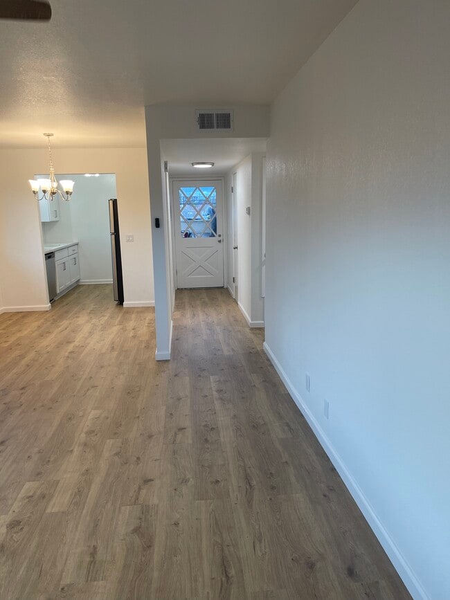Entry - 1265 Manchester Dr