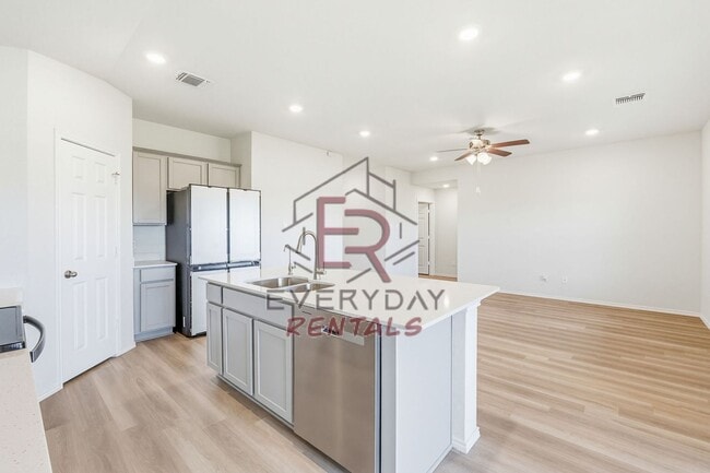 Building Photo - 3 bedroom 2 bath open concept