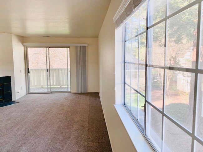Building Photo - Beautiful Upstairs 2 Bedroom 2 Bath Unit Just Minutes from the Plaza!