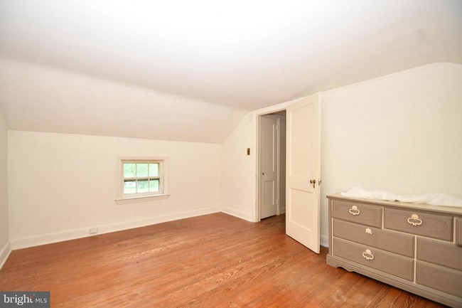 Building Photo - 310 Bainbridge Rd