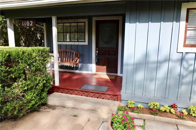 Building Photo - 1102 Toyath St