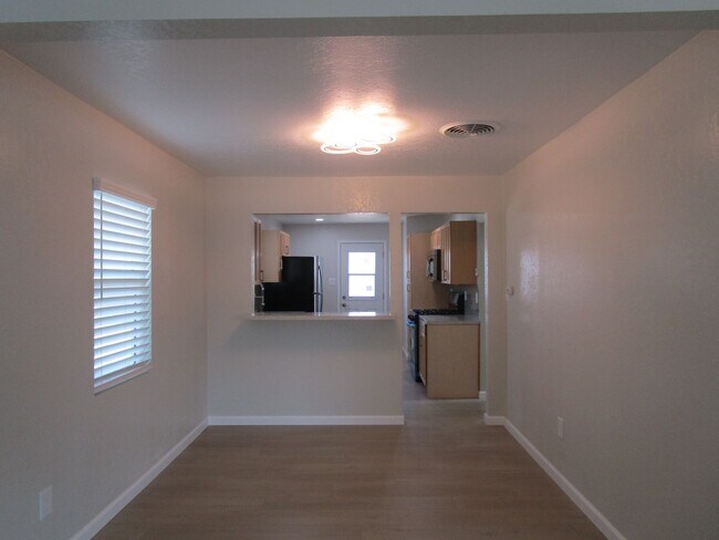 Building Photo - Please Contact Vaughn Realty to set up an ...