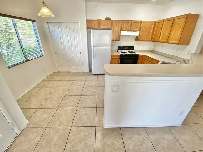 Building Photo - LOVELY 3 BEDROOM 2.5 BATHROOM TOWNHOUSE LO...