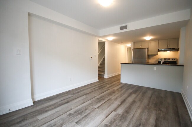 Photo du bâtiment - Stacked Townhouse In Family Neighborhood