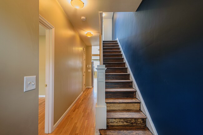 Building Photo - 611 Otis Pl NW