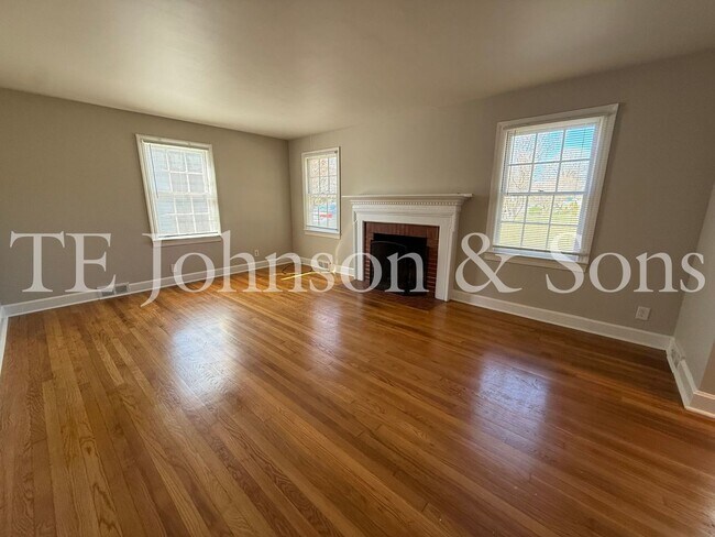 Foto del edificio - Charming 2BR Home Near Silas Creek Pkwy with Hardwood Floors & Carport