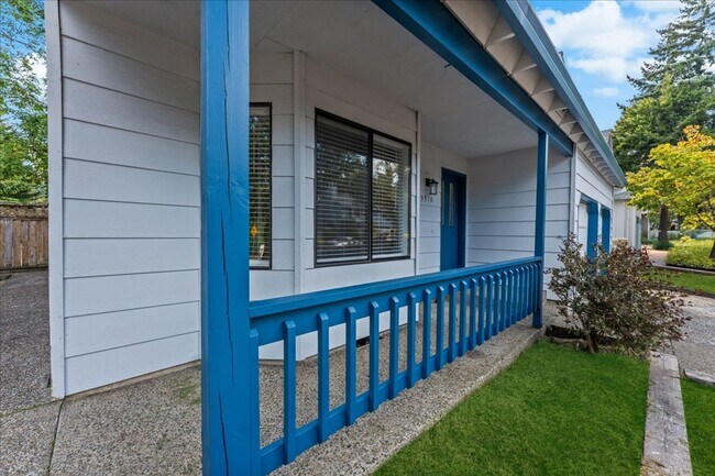 Foto del edificio - Invited, renovated 4-bdrm, 2-bath Tualatin home—Fenced yard, corner lot, great location