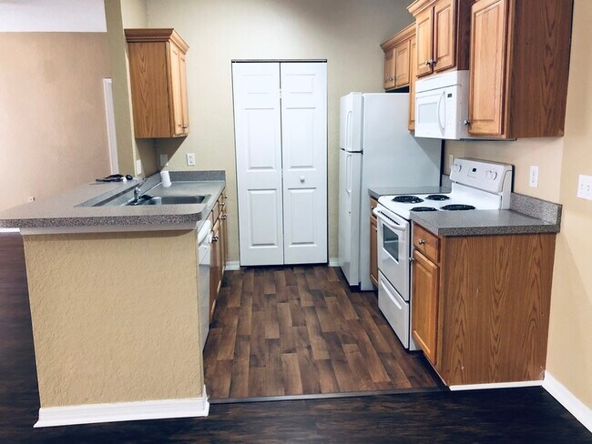 Building Photo - 825 Grand Regency Pointe
