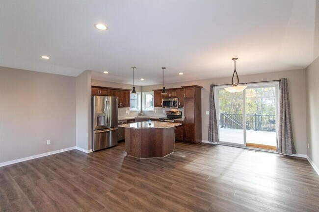 Building Photo - 371 Brookestone Dr SE